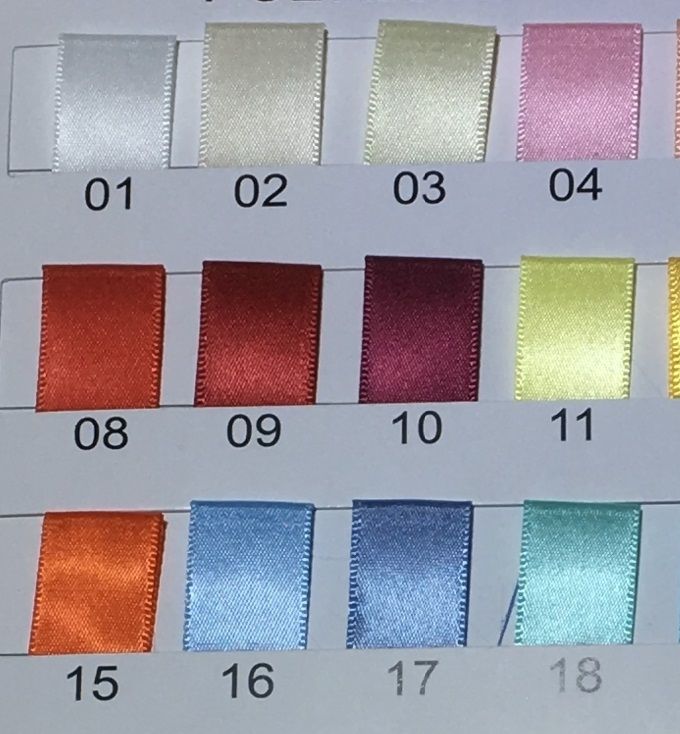 Här är de standardfärger jag kan erbjuda på banden, de ingår i priserna som angivits.
Det är svårt att få exakt färgbild i ett fotografi så någon avvikelse hoppas jag ni har överseende med.
